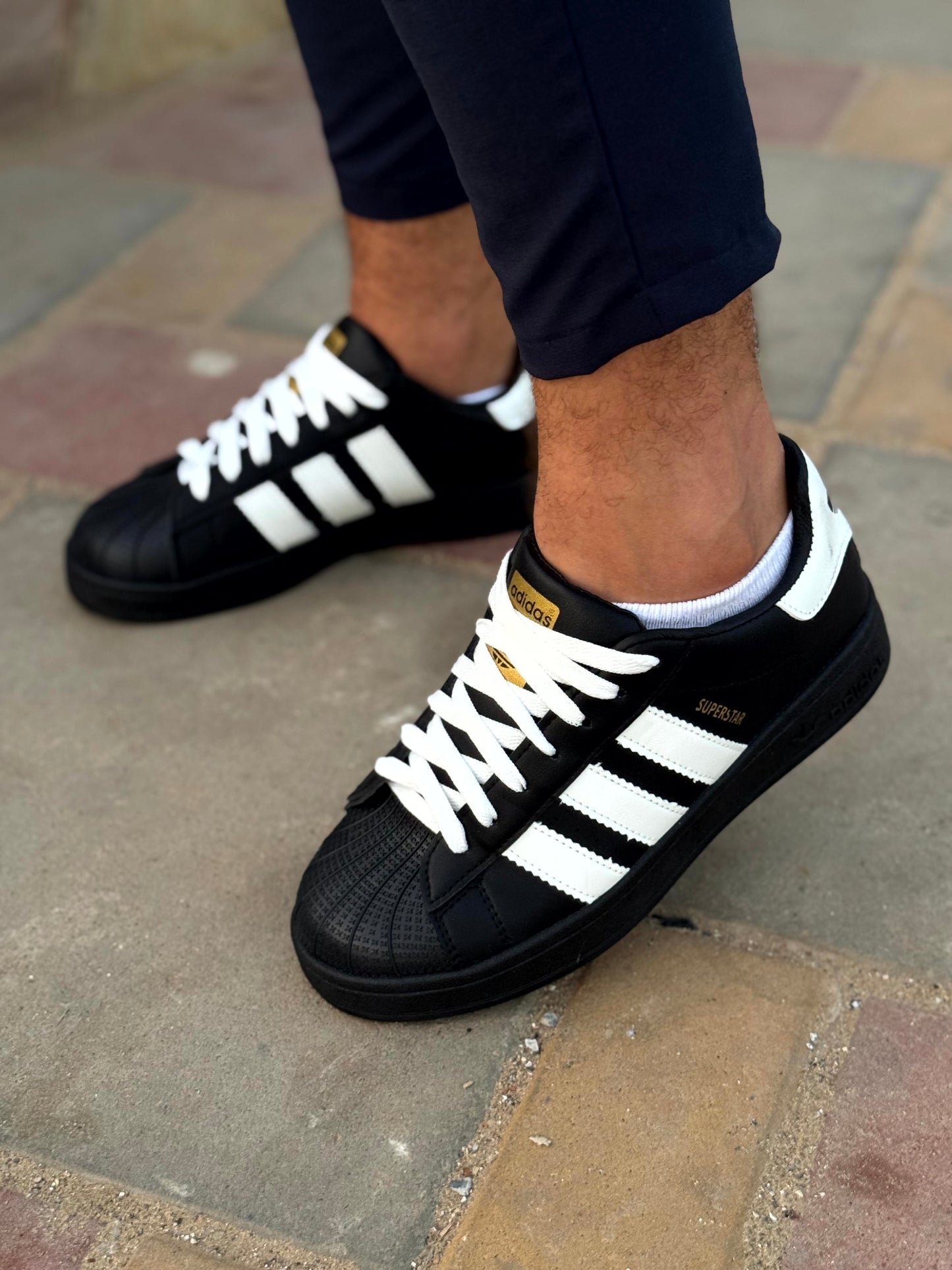 Adidas superstar noir trois bandes blancs
