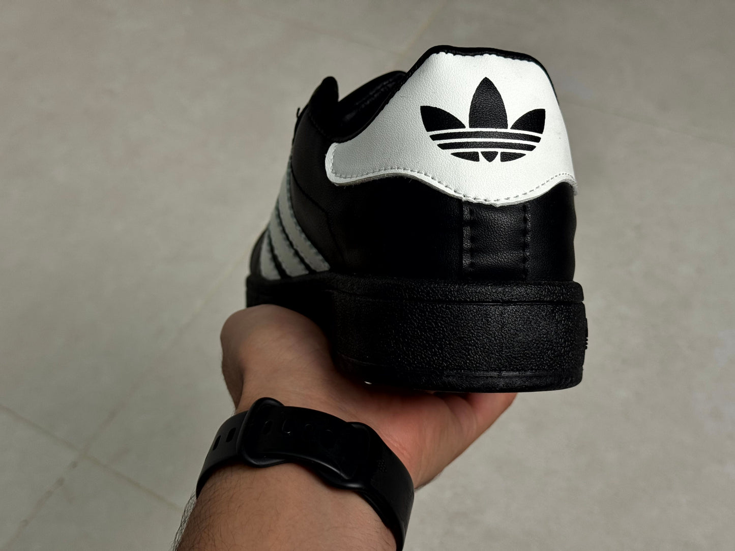 Adidas superstar noir trois bandes blancs