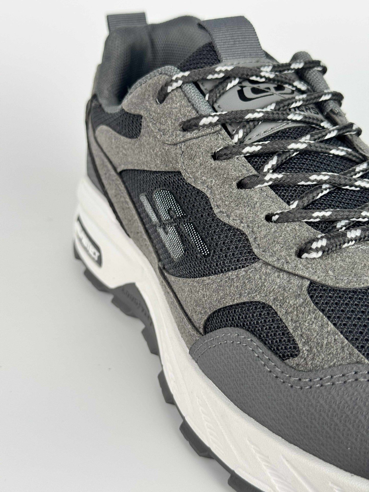 sketchers max protect grise