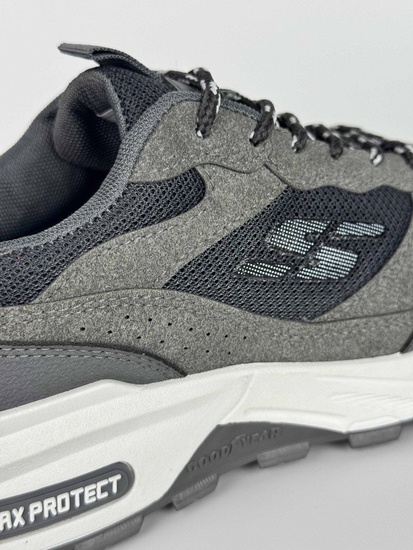 sketchers max protect grise