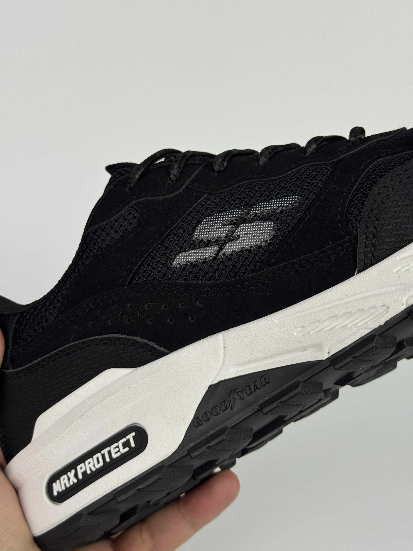 sketchers max protect noir