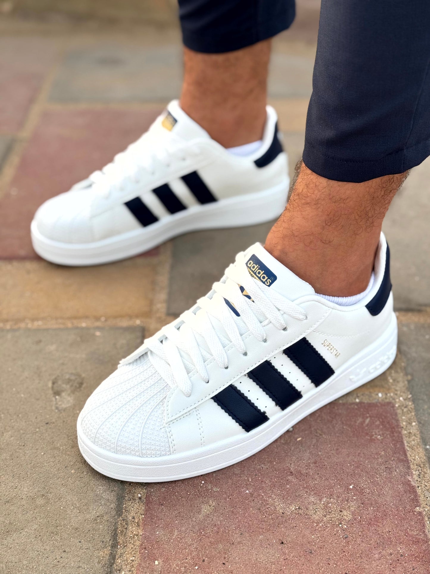 Adidas superstar blanche trois bandes noir ou bleu