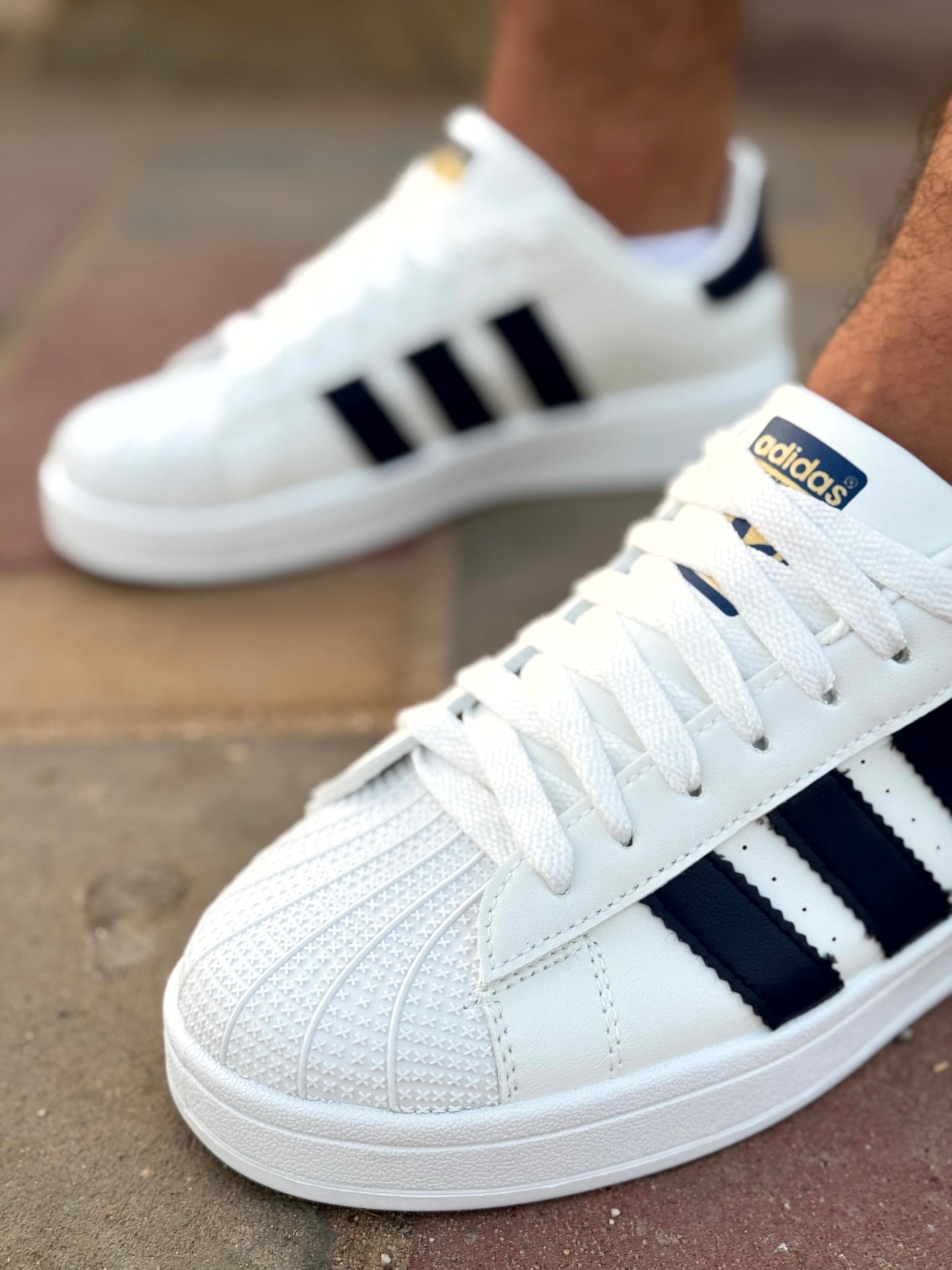 Adidas superstar blanche trois bandes noir ou bleu