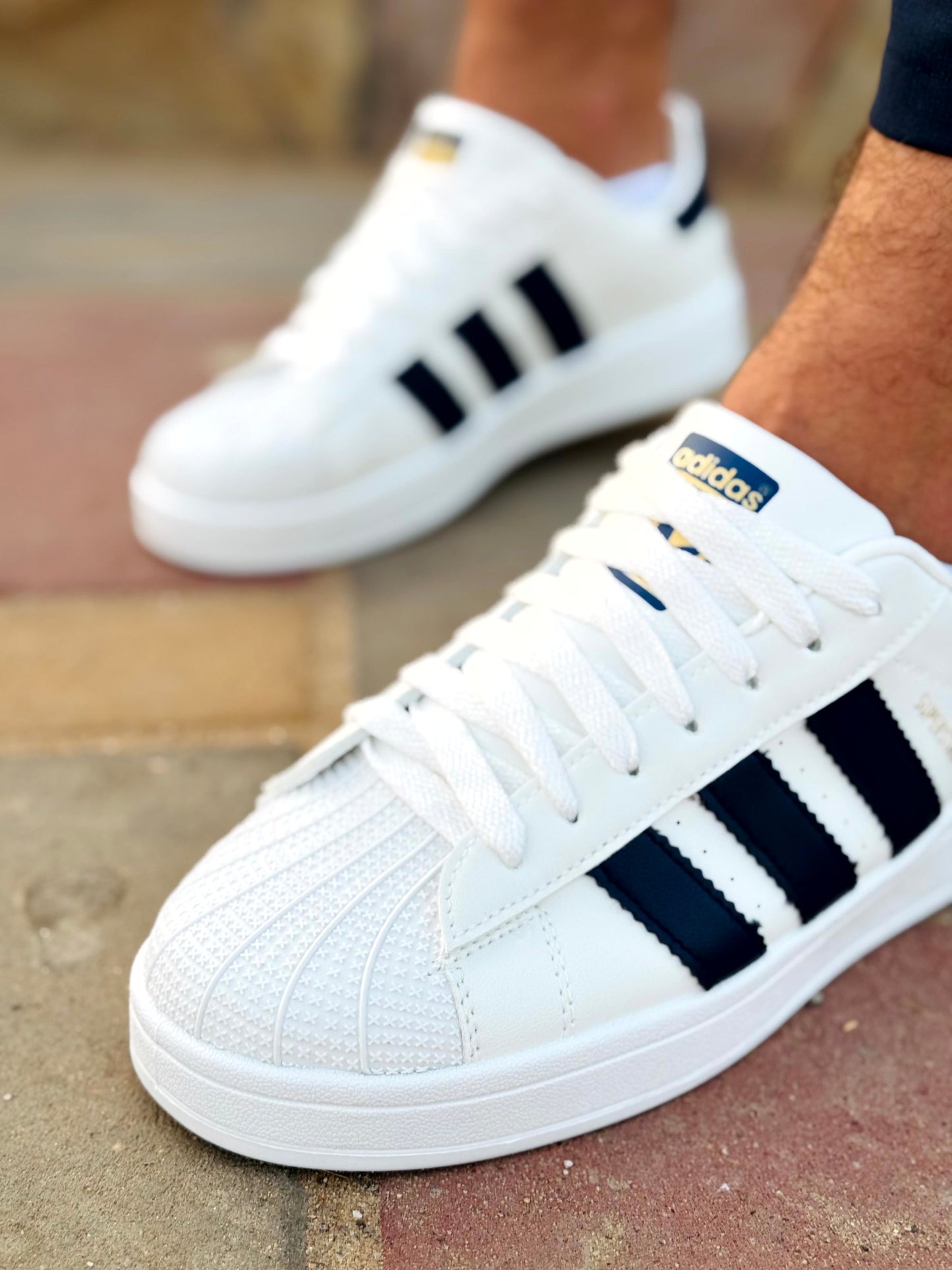 Adidas superstar blanche trois bandes noir ou bleu