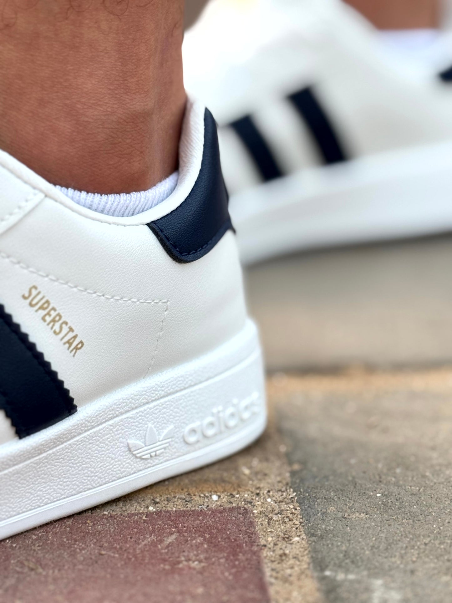 Adidas superstar blanche trois bandes noir ou bleu