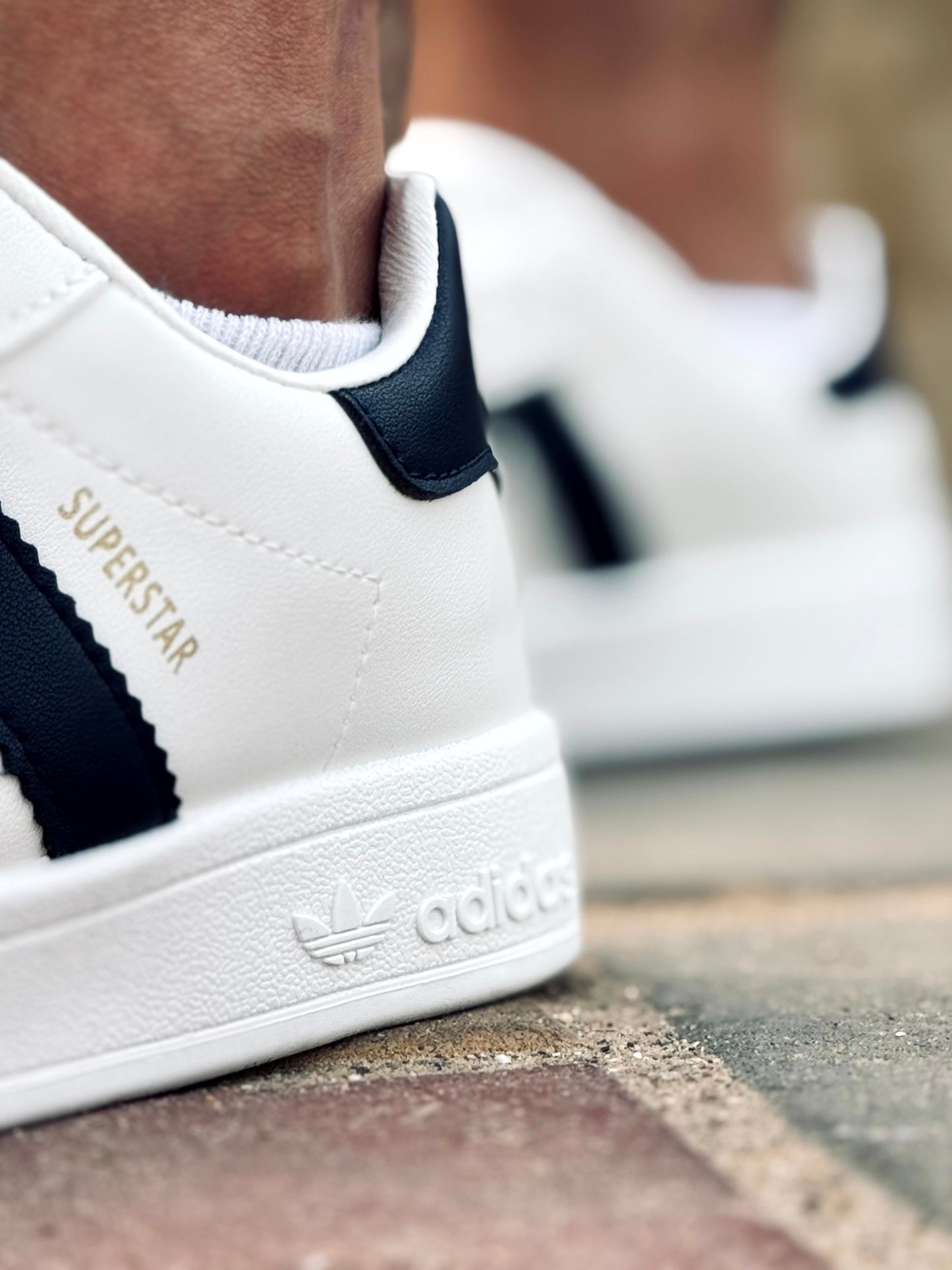 Adidas superstar blanche trois bandes noir ou bleu