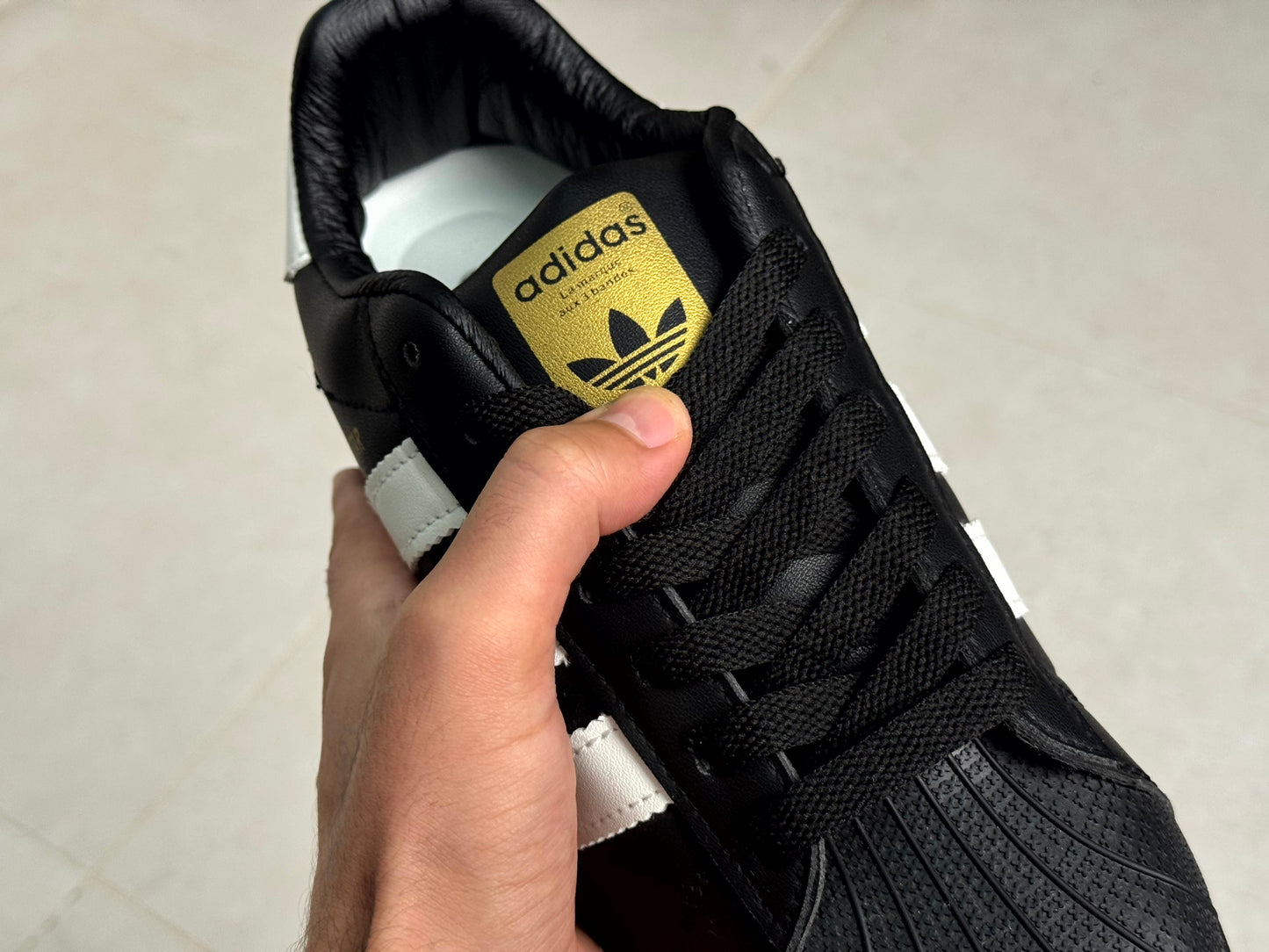 Adidas superstar noir trois bandes blancs